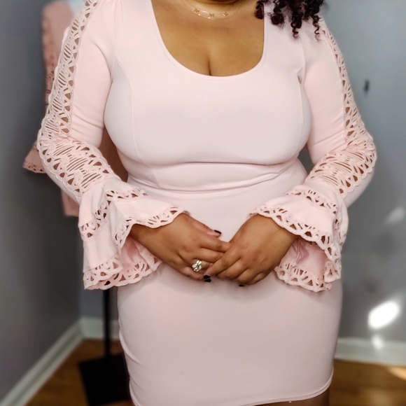 Pink scalloped sleeves dress - Picture 3 of 3